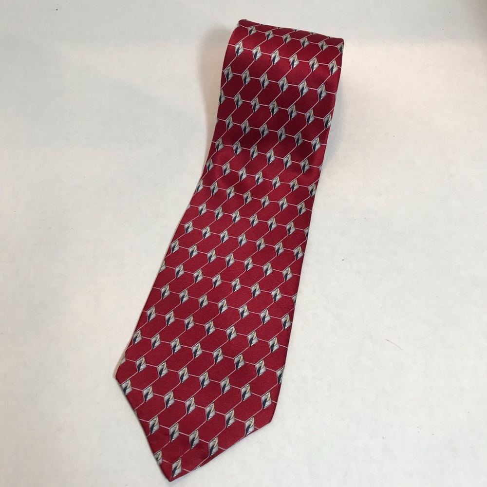 Machedo 100% imported silk men’s tie Red print Printed in Italy Made in the USA
